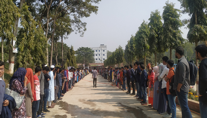 কুবিতে শিক্ষার্থী মারধরের বিচার চেয়ে মানববন্ধন
