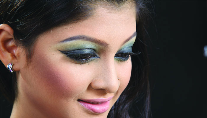 চোখে ধূসর সাজ