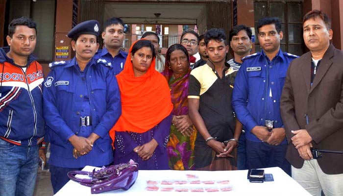 মঠবাড়িয়ায় ১৩০০ পিস ইয়াবাসহ মা-মেয়ে ও ছেলে আটক