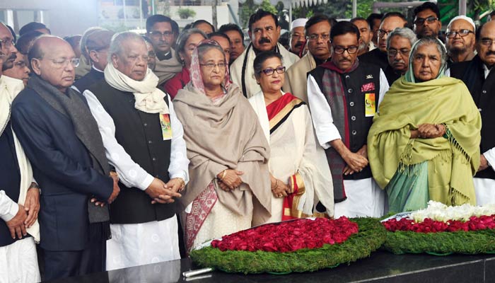 স্বদেশ প্রত্যাবর্তন দিবসে বঙ্গবন্ধুর প্রতিকৃতিতে প্রধানমন্ত্রীর শ্রদ্ধা