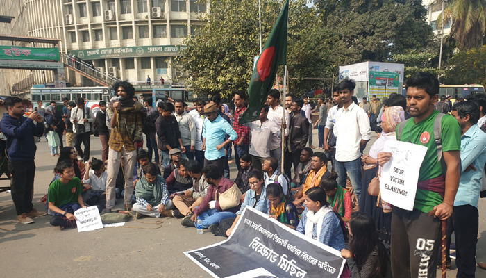 ঢাবি ছাত্রীকে ধর্ষণের প্রতিবাদে শাহবাগে অবরোধ