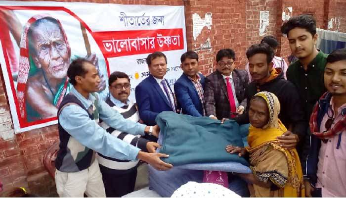 উষ্ণ ভালোবাসা নিয়ে দুই স্থানে শীতার্তদের পাশে সুহৃদ সমাবেশ