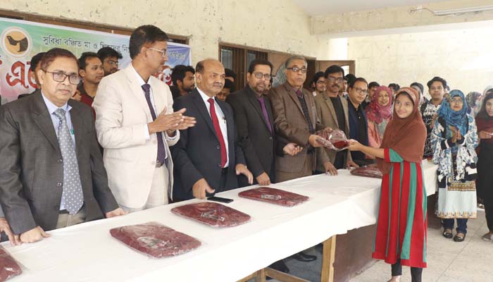 রামেক সুহৃদের উদ্যোগে সুবিধাবঞ্চিত মা ও শিশুদের বই সোয়েটার বিতরণ