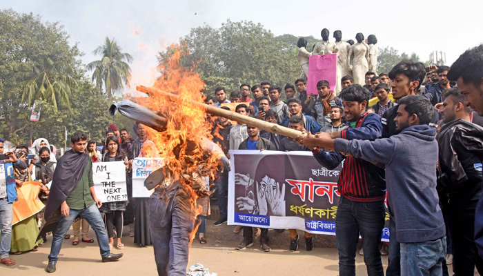 ক্যাম্পাসে প্রতিবাদী আলপনা, ধর্ষকের কুশপুত্তলিকায় আগুন
