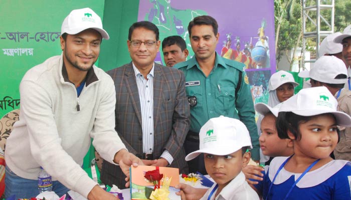 ছবিতে বই বিতরণ উৎসব