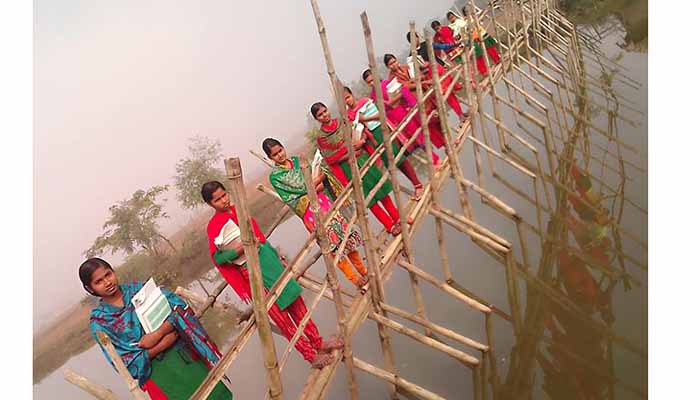এক সাঁকো দিয়ে ৩ বিদ্যালয়ের শিক্ষার্থীদের যাতায়াত