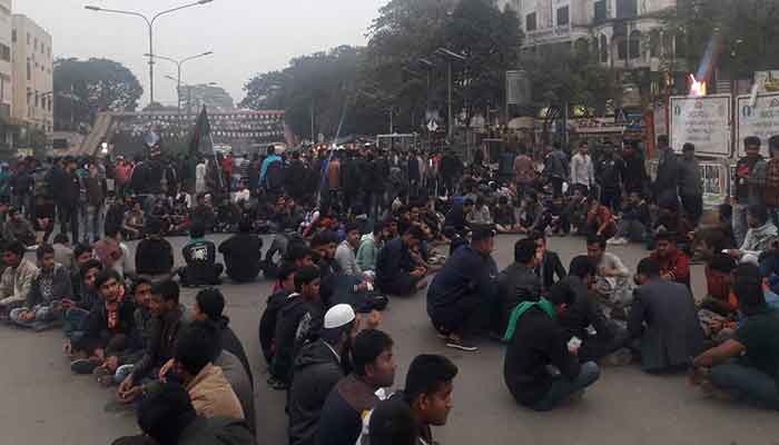 ঢাকার দুই সিটির নির্বাচন পেছানোর দাবিতে শাহবাগ অবরোধ
