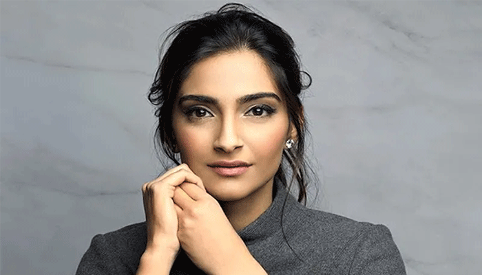 লন্ডনের রাস্তায় হেনস্তার শিকার সোনম