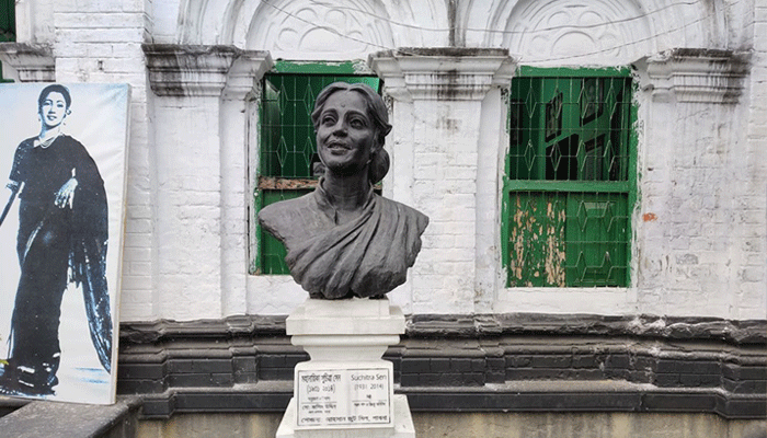 মহানায়িকার বাড়িতে এক বিকেল