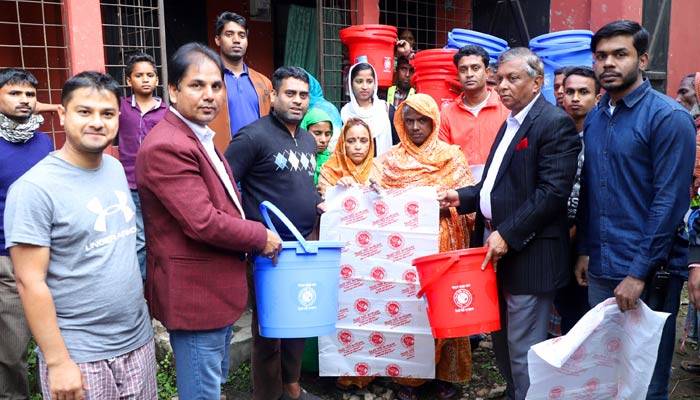 বর্জ্য সংগ্রহে ঘরে ঘরে বালতি ব্যাগ দিচ্ছে সিসিক