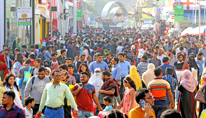 ছুটির দিনে বাণিজ্য মেলায় উপচে পড়া ভিড়