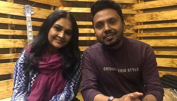 এক রাতেই হয়ে উঠলো গান