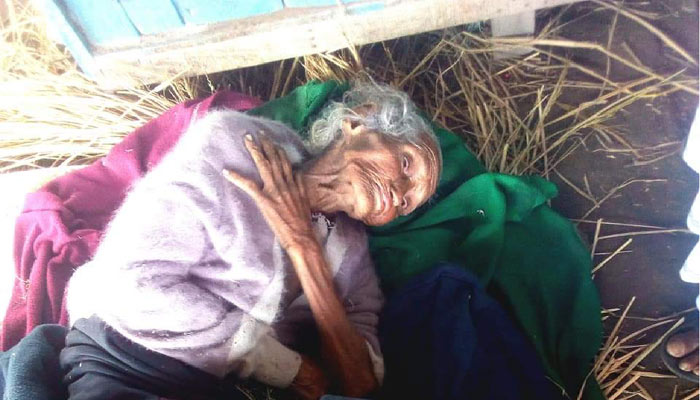 তীব্র শীতে শতবর্ষী বৃদ্ধাকে স্টেশনে রেখে পালিয়ে গেল স্বজনরা