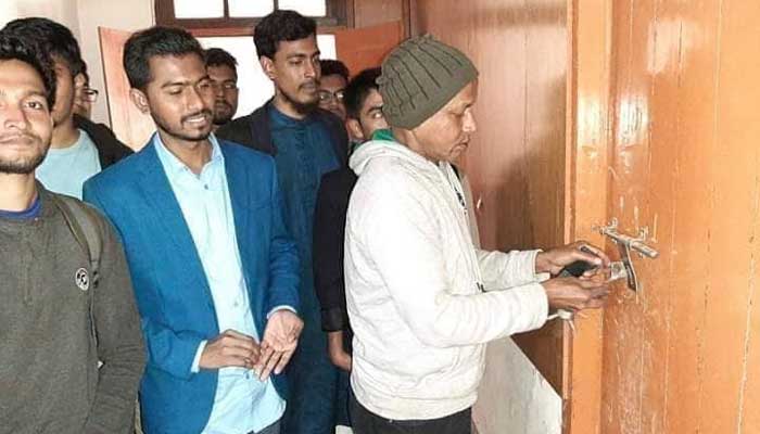 ২৪ দিন পর নিজ কার্যালয়ে ডাকসু ভিপি নুর