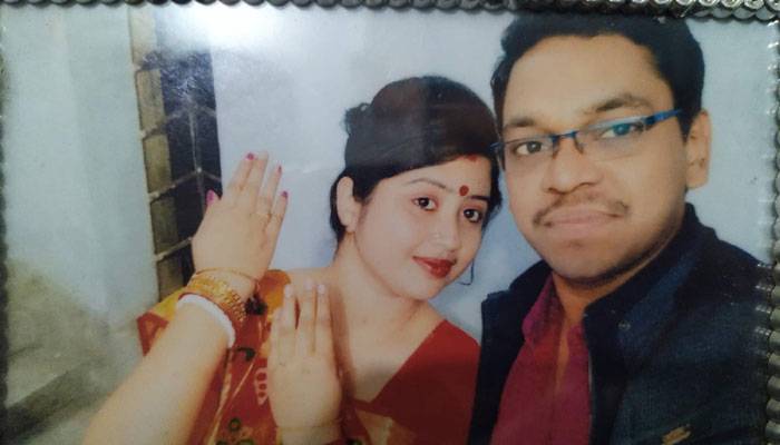 ফ্যানে ঝুলন্ত স্বামী, খাটে স্ত্রীর লাশ