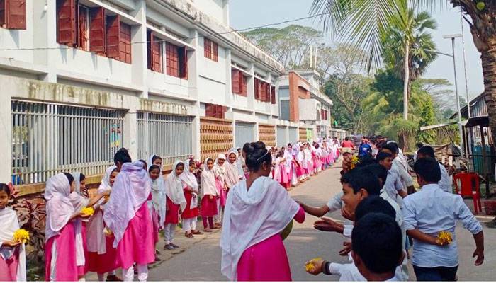 এমপিপুত্রকে অভ্যর্থনার জন্য রোদে দাঁড়িয়ে রাখা হলো শিক্ষার্থীদের