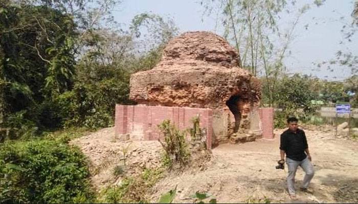 চাঁদপুরে সংস্কারের নামে ধ্বংস করা হচ্ছে সুলতানি আমলের মসজিদ