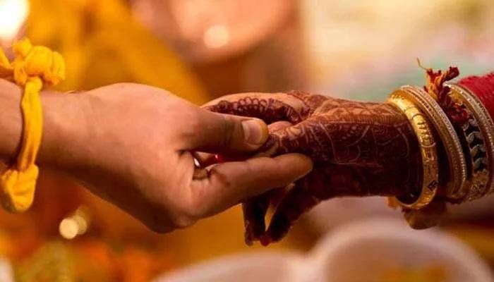 প্রেম করে বিয়ে না করার শপথ কলেজছাত্রীদের