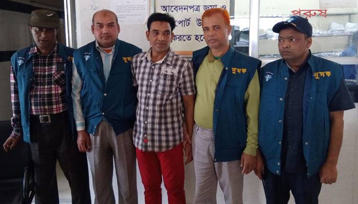 দুদকের হাতে দালাল আটক