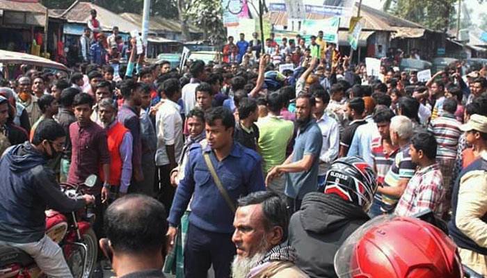 প্রেমিকের সঙ্গে গৃহবধূ উধাও, প্রতিবাদে সড়ক অবরোধ