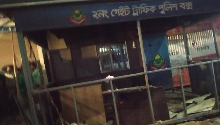 চট্টগ্রামে ট্রাফিক বক্সে বিস্ম্ফোরণ, পুলিশ ও শিশুসহ আহত ৫