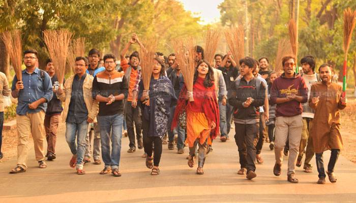 জাবি উপাচার্যের অপসারণ দাবিতে এবার ঝাড়ু মিছিল