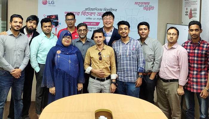 মাতৃভাষায় অনুভূতি প্রকাশে বিজয়ীদের পুরস্কার দিল এলজি ইলেক্ট্রনিক্স