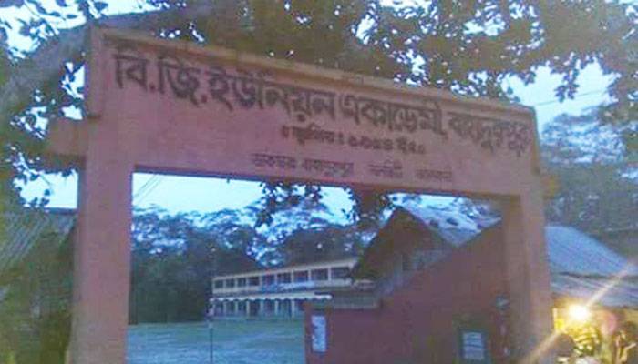 পুত্ররা পরীক্ষায়, নকল নিয়ে ব্যস্ত শিক্ষক পিতারা