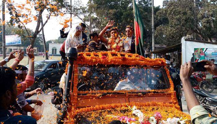 অভিষেককে বরণ করে নিলেন মাশরাফির বাবা-মা