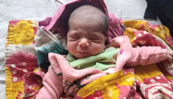 পুকুর পাড়ে পড়ে ছিল এই নবজাতক