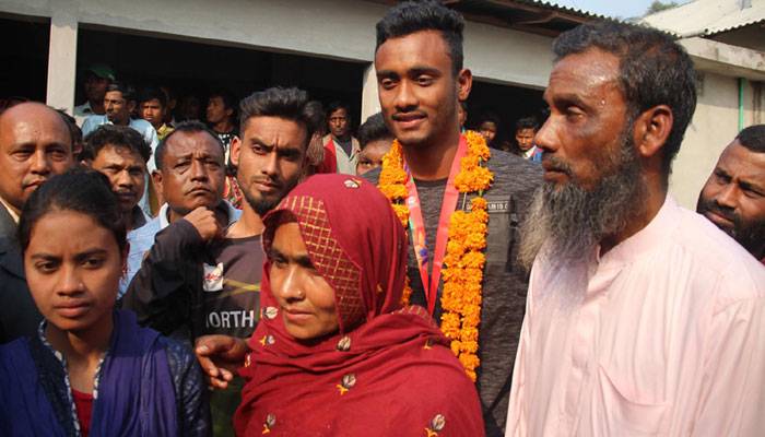 বীরের বেশে বাড়ি ফিরলেন কৃষকের সন্তান শরিফুল