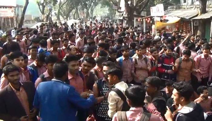 শিক্ষকদের ক্লাসে ফেরাতে শিক্ষার্থীদের বিক্ষোভ
