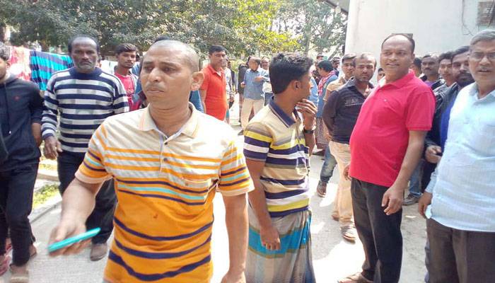 বিয়ে বাড়িতে চোরাই গরু জবাই করে বিপাকে কসাই