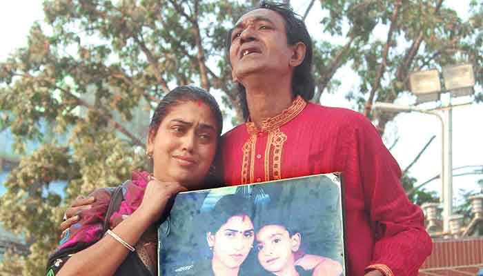 শহীদ মিনারে বসে কাঁদলেন ছাত্রলীগকর্মীর মা-বাবা