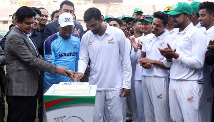 কেক কাটলেন ট্রিপল সেঞ্চুরিয়ান তামিম