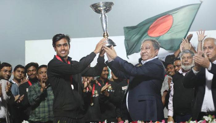 ১৯ আতশবাজিতে বরণ বিশ্বজয়ীদের