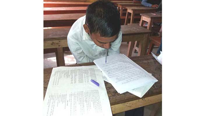 মুখ দিয়ে লিখে এসএসসি পরীক্ষা দিচ্ছে ঈশ্বর
