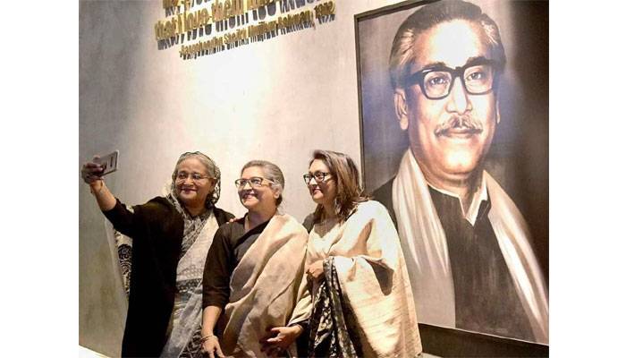 বাবার ছবির সামনে বোন ও মেয়েকে নিয়ে প্রধানমন্ত্রীর সেলফি