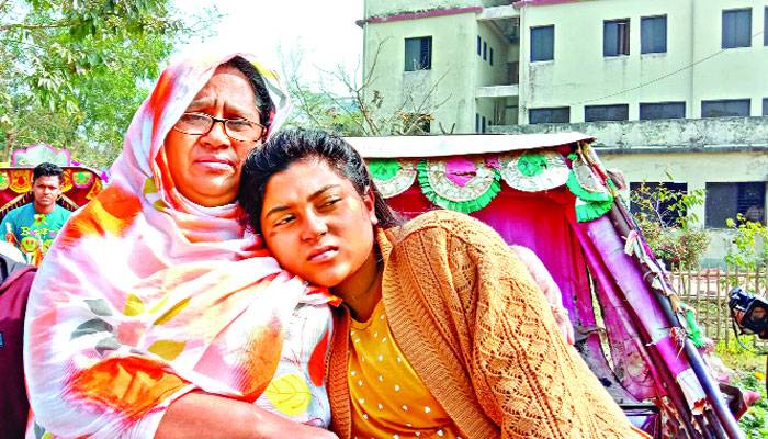 র‌্যাগিং বন্ধের দাবিতে শিক্ষার্থীদের মানববন্ধন
