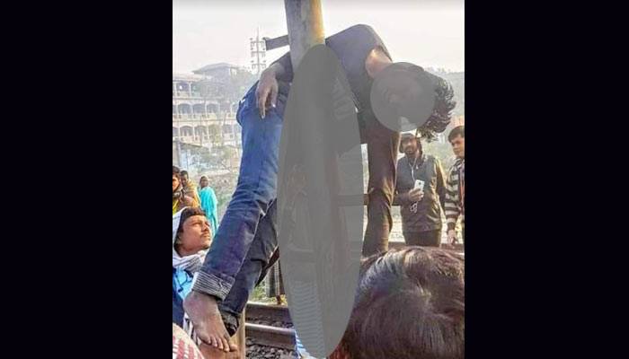 ট্রে‌নের দরজা দিয়ে উঁকি দিতে গিয়ে প্রাণ গেল যুবকের