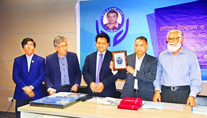 শিক্ষকের প্রতি সাবেক ছাত্রের বিরল সম্মান