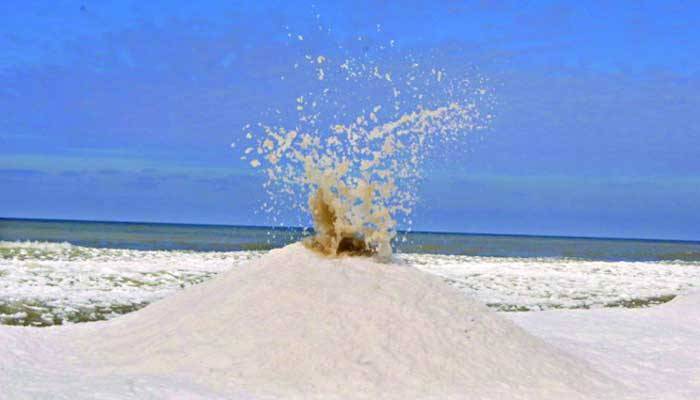 সৈকতে 'আইস ভলক্যানো'