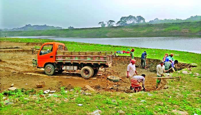 সুরমার বুক কেটে বাণিজ্য