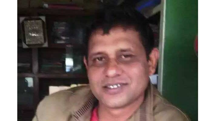 শিক্ষক হয়ে ছাত্রদের নকল সরবরাহ করছিলেন তিনি