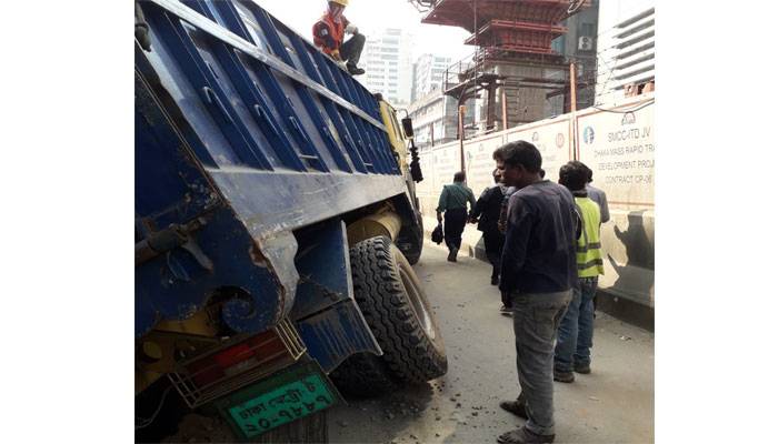 ১৩ ঘণ্টা ধরে এভাবেই পড়ে আছে ট্রাকটি