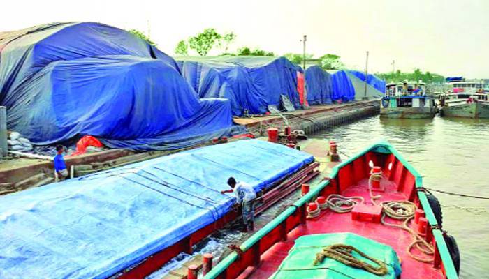 খুলনা নদীবন্দর যেন সারের গুদাম