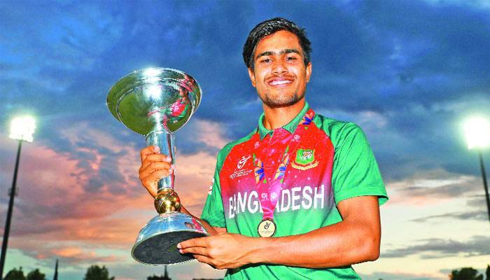 পূর্বসূরিদের অভিনন্দনে ভাসছেন চ্যাম্পিয়নরা