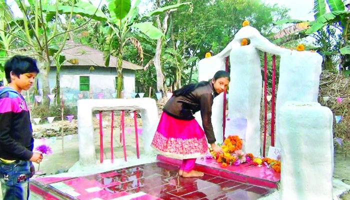 মাটির শহীদ মিনারে শিশুদের শ্রদ্ধা