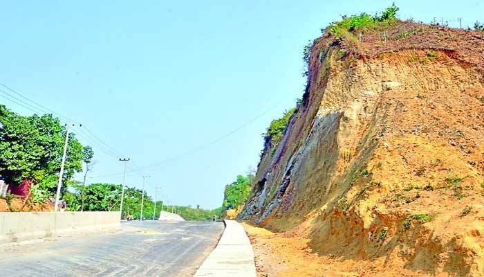 পাহাড় ধ্বংসের ঠিকাদারি নিয়েছে চউক!