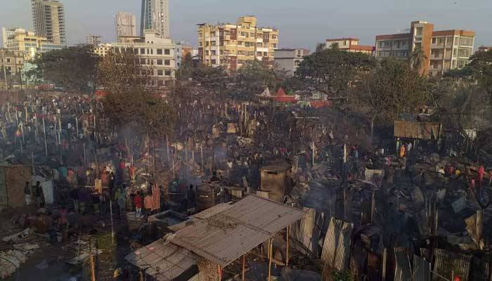 চট্টগ্রামে ভয়াবহ আগুনে পুড়ে গেছে শতাধিক বস্তিঘর